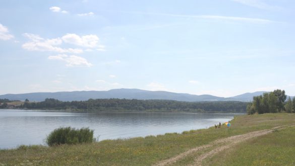 Pohled na jezero a břeh